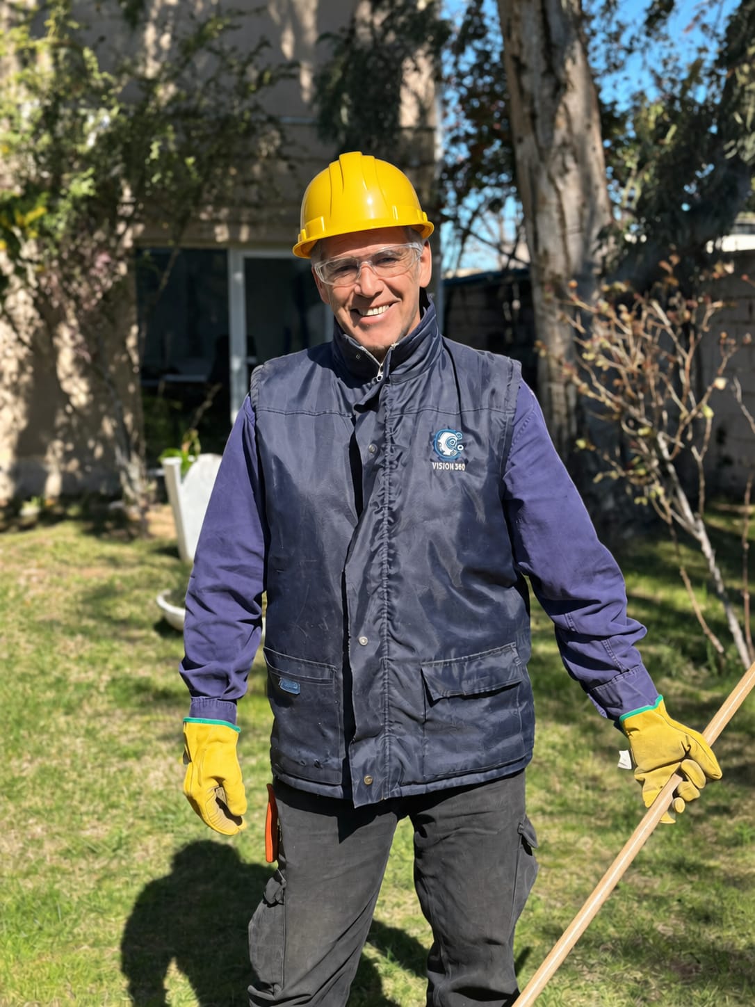 Personal de obras y mantenimiento de Visión 360 en tareas de jardinería