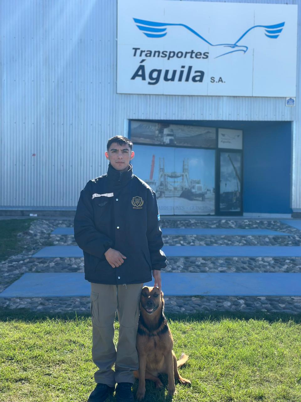 Vigilador de Visión 360 con perro de seguridad en las instalaciones de un cliente